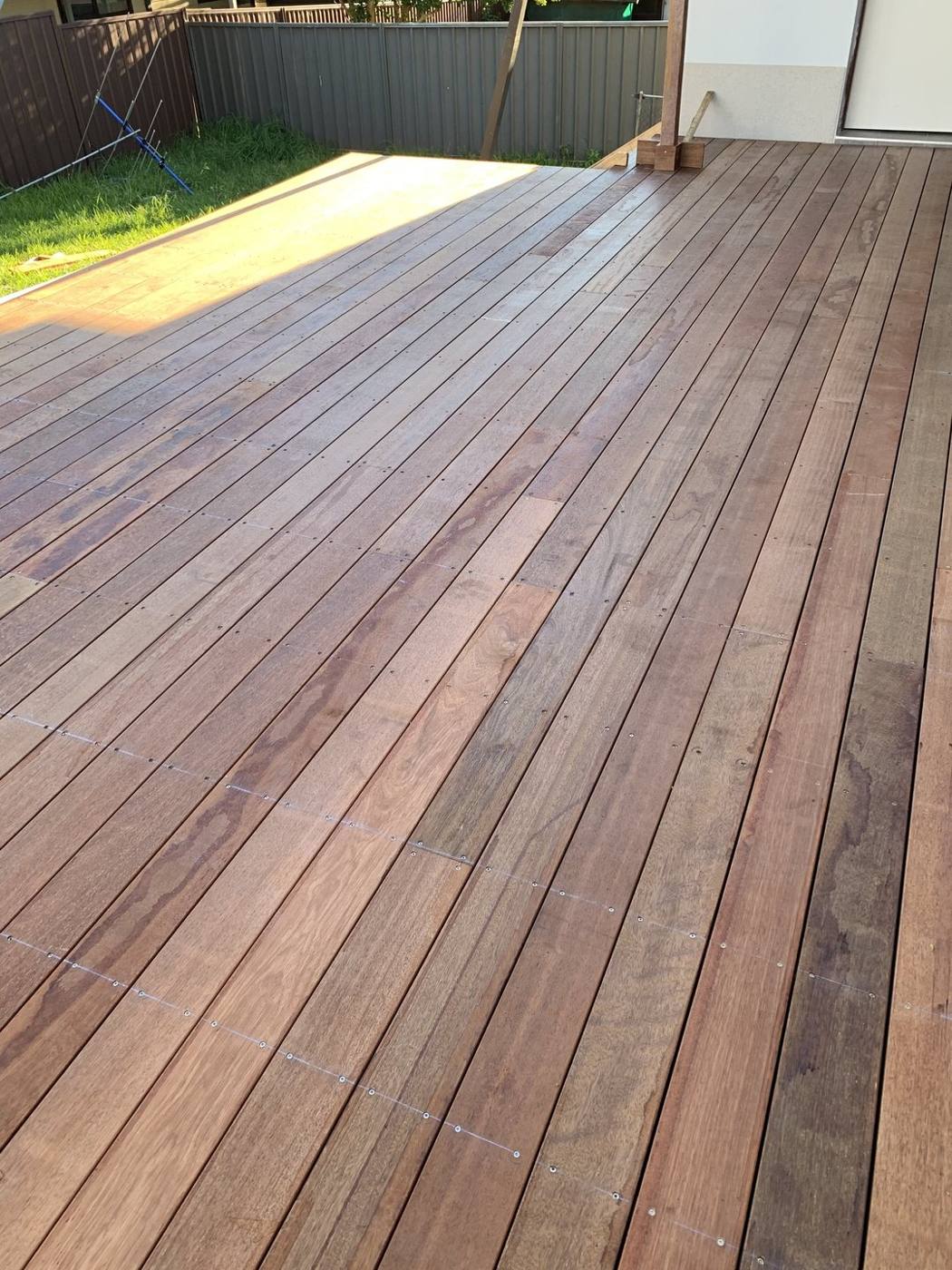 Freshly finished spotted-gum deck boards along the rear of the home by Loel Homes